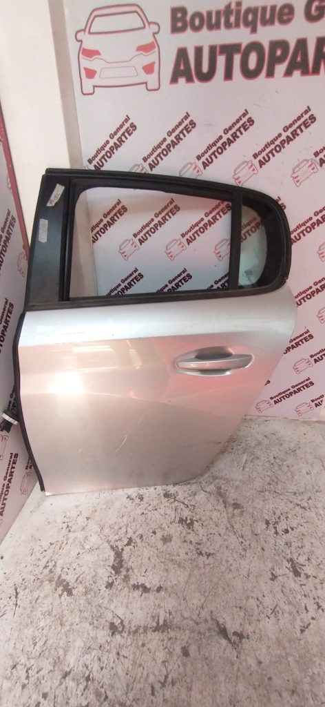 Puerta Trasera Izquierda Peugeot 208 2022-2023